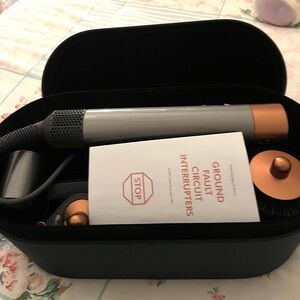 Dyson Air Wrap with stand and case !